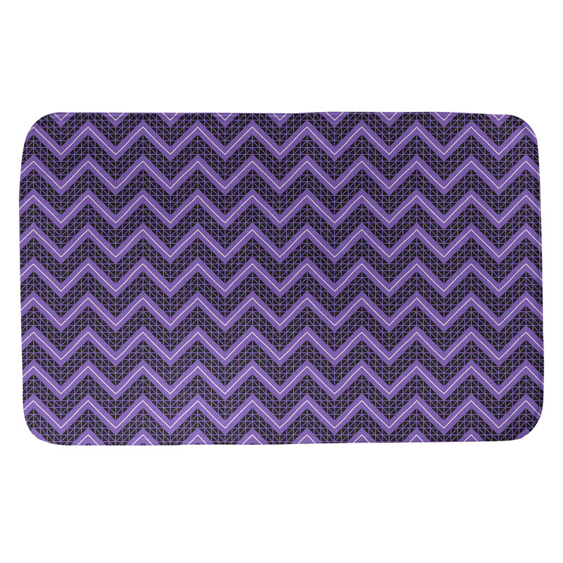 Tapis pour salle de bain à motif à chevrons à la main Stephenie, l 21 po x L 34 po, Noir / Mauve
