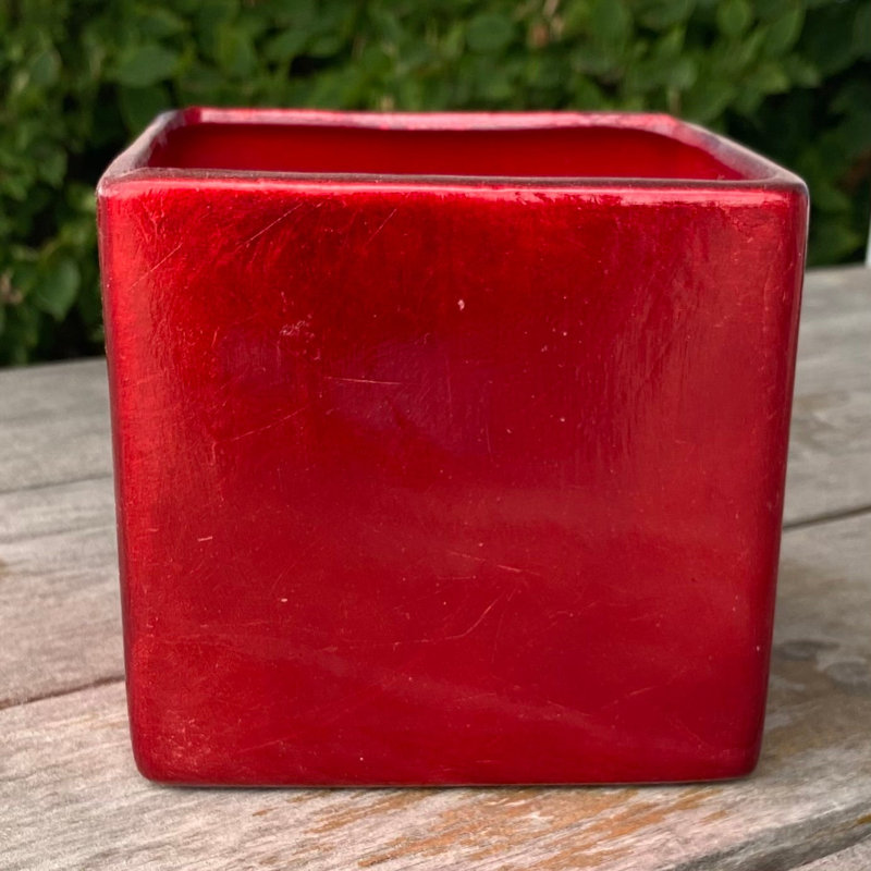 Pot à fleurs peint en rouge