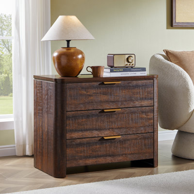 Table d'appoint de 74 cm de large avec station de recharge, table de chevet aux coins arrondis et 3 tiroirs pour salon ou chambre.
