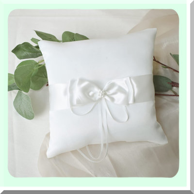 Elegant Wedding Ring Pillow for Ceremonies and Gifts