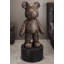 Sculpture de sol à motif d'ours debout avec base ronde