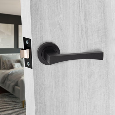  Wave Handles Set on Round Rose in Matt Black Finish with 64mm 3 Lever Mortise Lock, 3" Ball Bearing Hinges and Key Hole