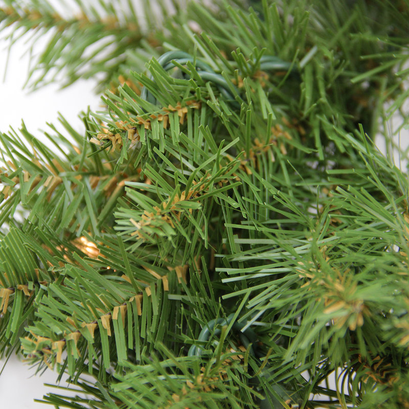 Couronne de Noël artificielle pré-éclairée en pin Essex - lumières claires de 24 pouces