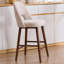 Tabouret de comptoir rembourré en similicuir Ryden avec pieds en bois-907980324