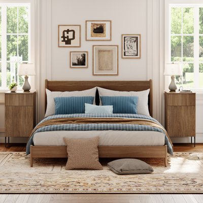 Ensemble de chambre à coucher 5 pièces, 3 commodes à trois tiroirs et 2 tables de chevet avec stations de recharge, ensemble de rangement en bois cannelé avec pieds en métal, suite de chambre moderne pour chambre à coucher