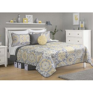 https://assets.wfcdn.com/im/99695152/resize-h300-w300%5Ecompr-r85/6440/64401996/Safdie+Luxury+Home+Damask+Quilt+Set.jpg