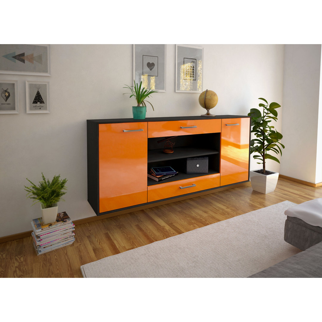 Das Sideboard Mussab hat Metallgriffe. Es hat die Maße 180 cm x 79 cm x 35 cm.