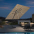 Parasol en porte-à-faux à énergie solaire beige 10 pi avec base et lumières DEL Yatra