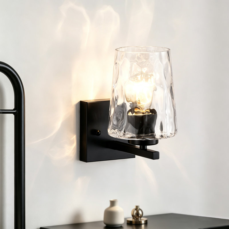 Applique murale d'intérieur 1 lumière 5 po noir mat avec abat-jour en verre martelé transparent, Noir mat, 1 lumière