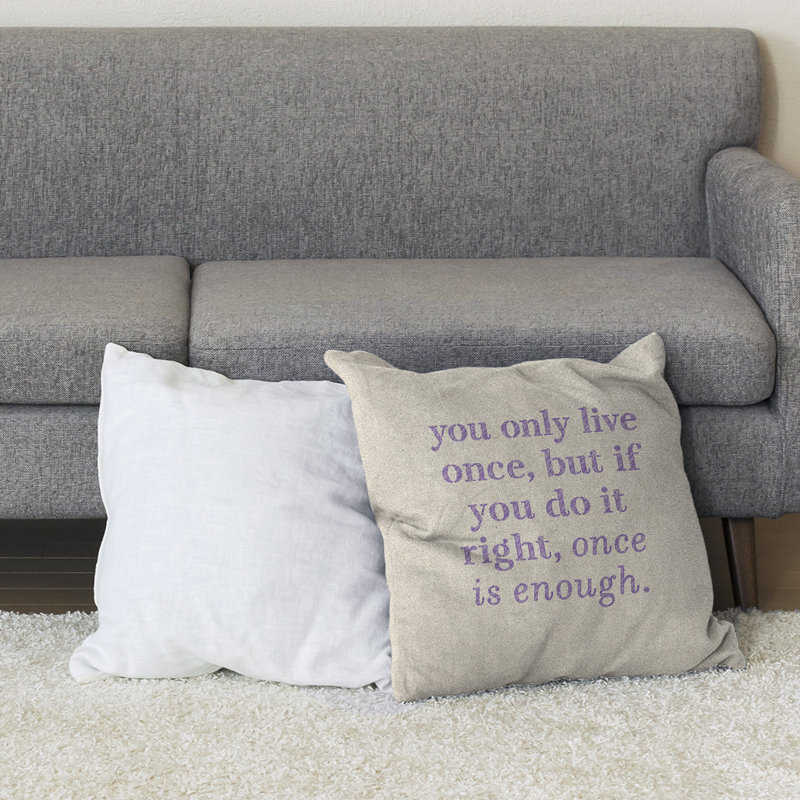 Coussin de sol You Only Live Once, H 36 po x l 36 po, Blanc/mauve