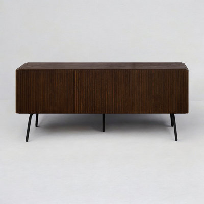Meuble télé NTC Veil VEIL avec 3 portes pour téléviseur de 60 po ou moins, console multimédia avec rainure verticale et pieds en métal, centre de divertissement moderne pour le salon et la chambre à coucher, assemblage sans effort
