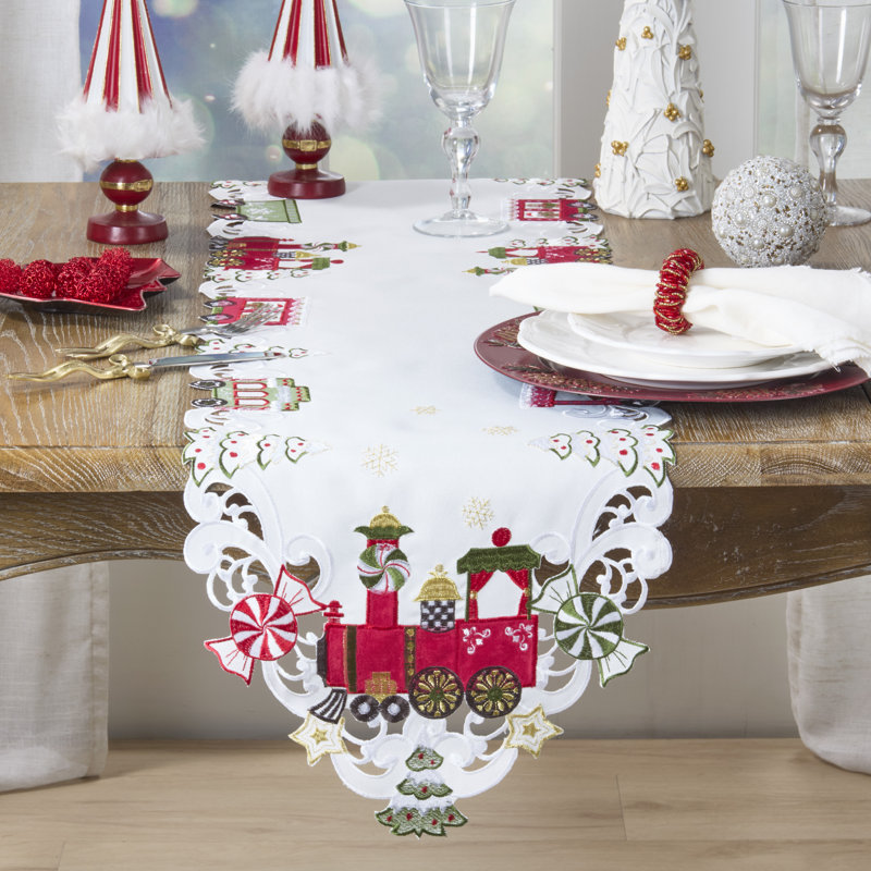 Chemin de table Candy Train - Chemin de table festif avec motif de train de bonbons brodé et détails décoratifs découpés pour les tables de Noël et les réceptions saisonnières