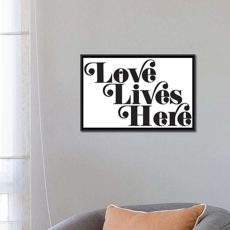 « love lives here », art textuel sur toile, H 40 po x l 60 po x P 1,5 po, Toile tendue, Pas de tapis