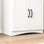 Armoire de cuisine en bois polyvalente avec beaucoup de rangement et tablettes réglables pour les espaces de cuisine organisés.