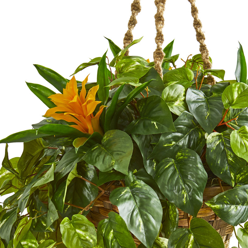 Plante de feuillage artificiel dans un panier