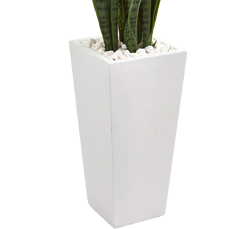 Plante de Sansevieria artificielle dans un pot de fleurs