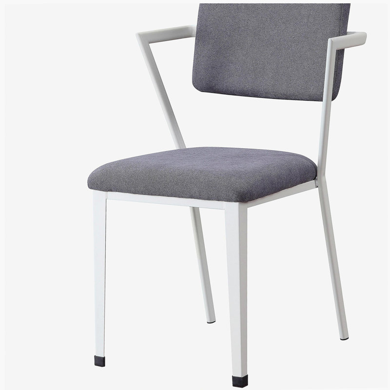 Chaise de bureau grise et blanche à dossier ouvert