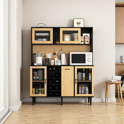 Buffet 59 po avec porte de rangement, prise de courant et support à vin - noir et naturel pour la cuisine, le salon ou la salle à manger