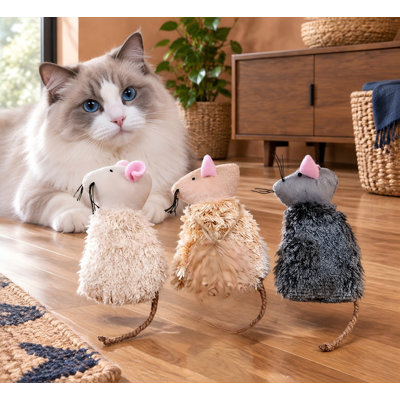 Ces 3 jouets à mâcher en peluche, durables et rechargeables, en forme de souris, sont conçus pour les chats d'intérieur. Ils sont composés de poils longs naturels et d'une queue en jute, et sont destinés à la chasse et à soulager l'ennui.