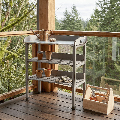 Établi de jardin compact en bois avec tablettes et crochets de rangement pour l'organisation du patio