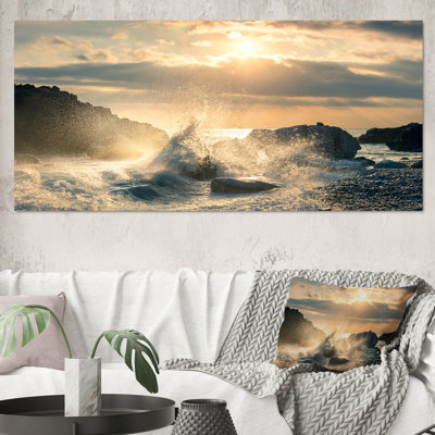 Grande vague frappant le rocher à la plage - photographie sur toile