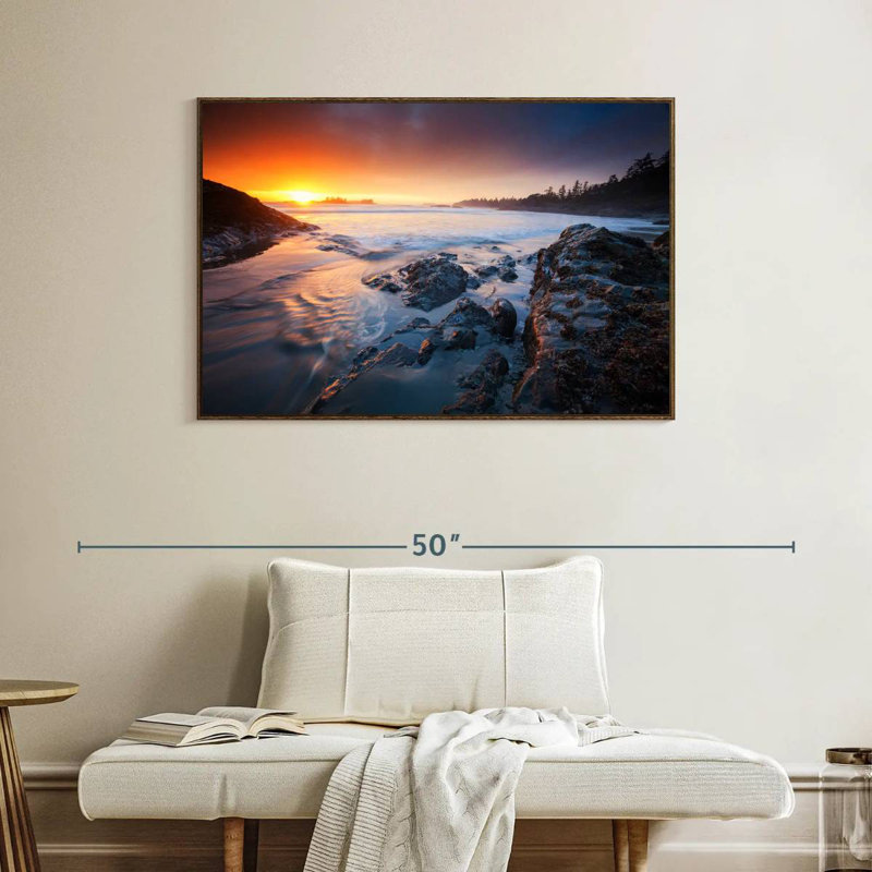 Coucher de soleil sur la côte du Tofino, Cadre flottant noyer, 40 po x 27 po