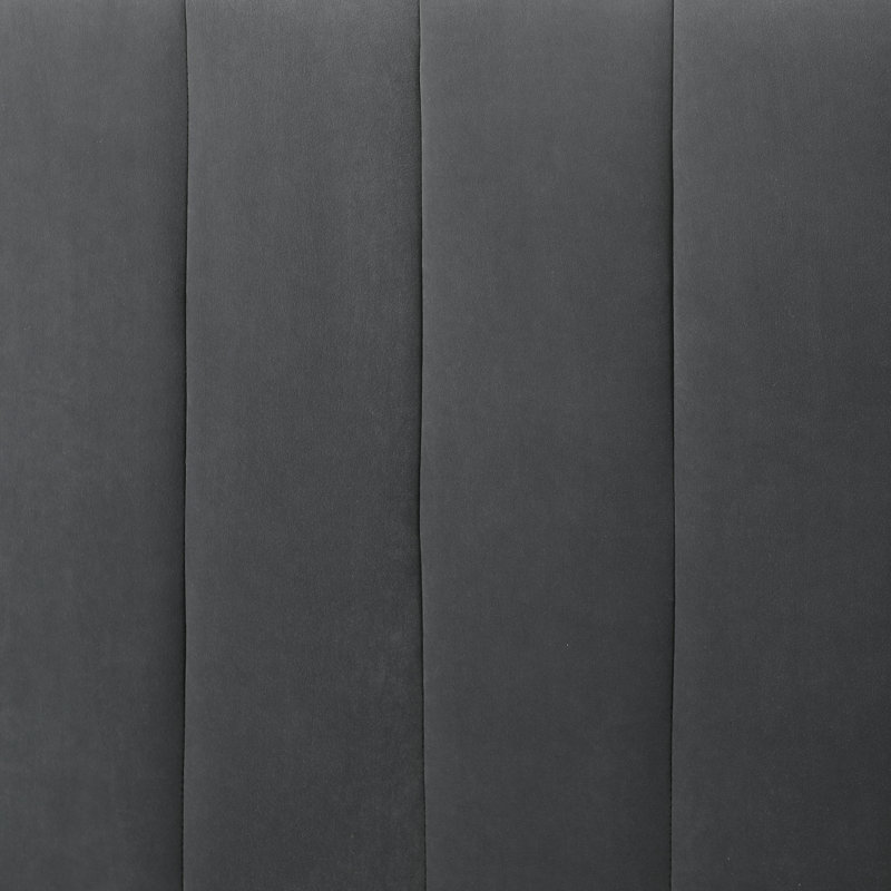 Un canapé-lit moderne sur un Chesterfield traditionnel de couleur grise
