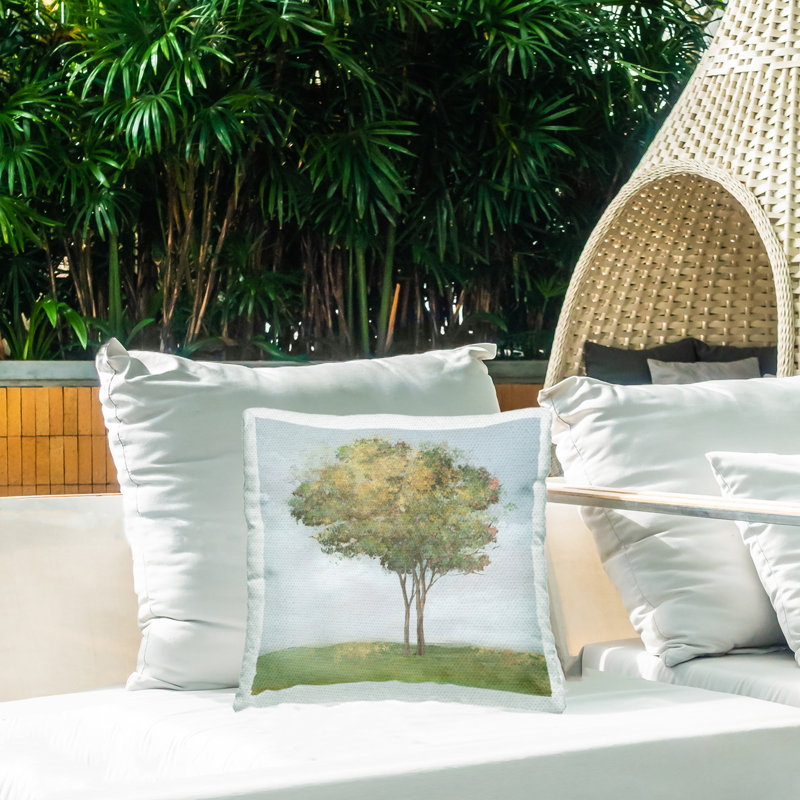 Coussin d'extérieur imprimé Looming Spring Tree Bloom par Ian C., Arbre vert