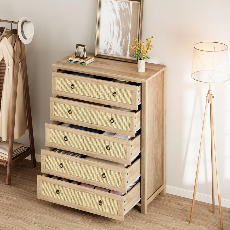 Armoire en rotin et bois à 5 tiroirs Boho Style, grand organisateur de rangement en chêne naturel de 45 pouces pour la chambre à coucher, le salon ou le couloir
