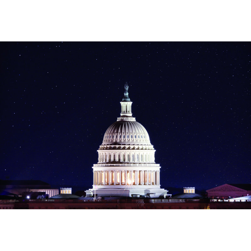 «US Capital At Night» par Lori Deiter - reproduction, Toile avec cadre flottant or, No, H 8 po x l 12 po