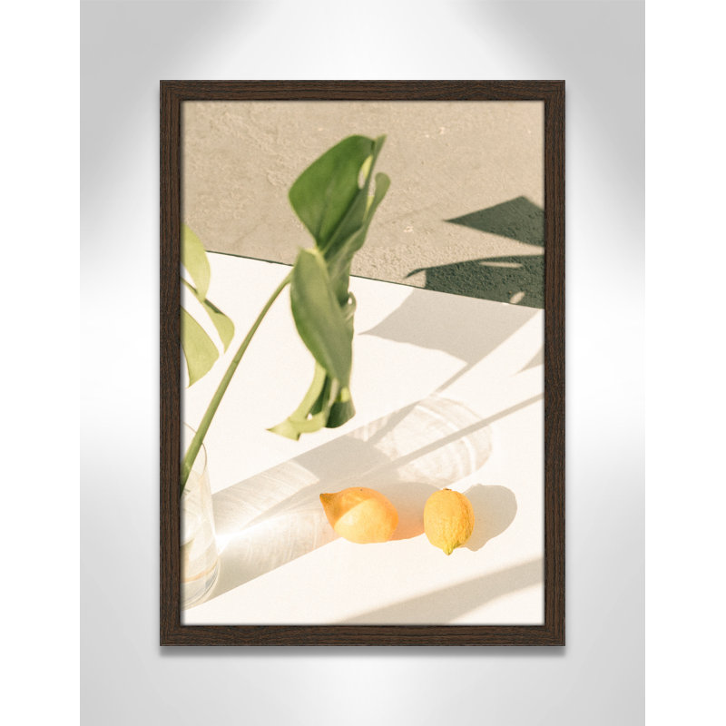 Citrus & Palms par Chandra Oh - art encadré, H 23 po x l 17 po x P 0,75 po, Cadre en grain de bois noyer