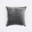 Coussin décoratif | Coussin décoratif en velours de coton délavé à la pierre avec bords décoratifs cousus à la main - 18 po x 18 po-112777824