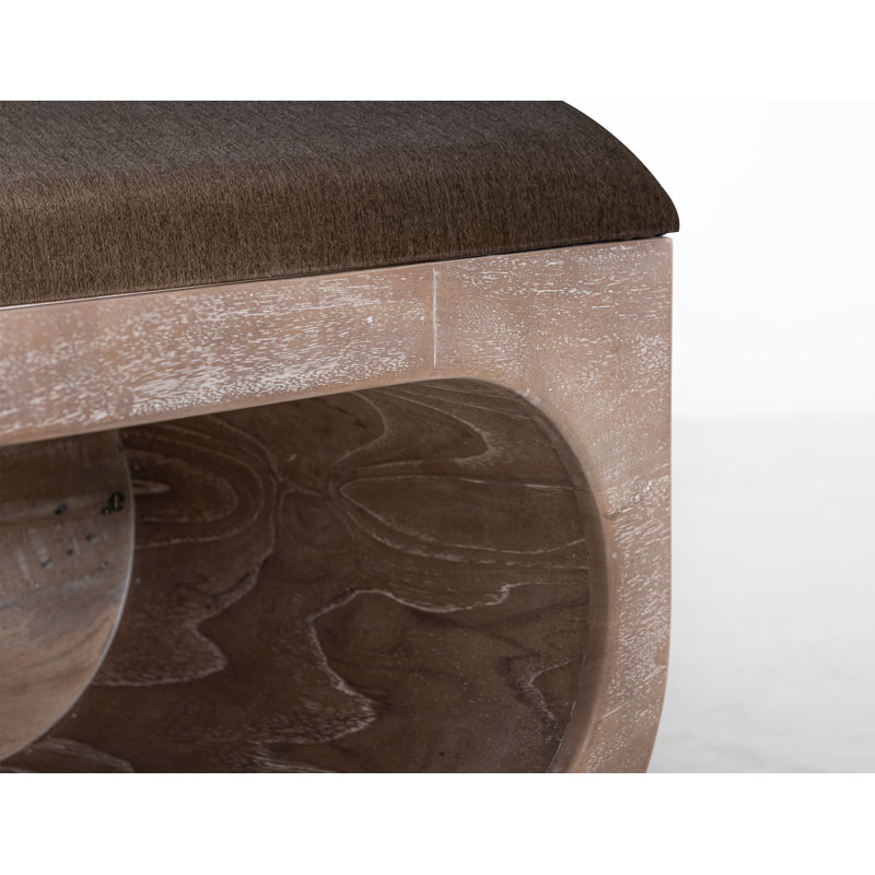 Banc en bois blanc Balam avec siège rembourré et rangement ouvert en dessous.