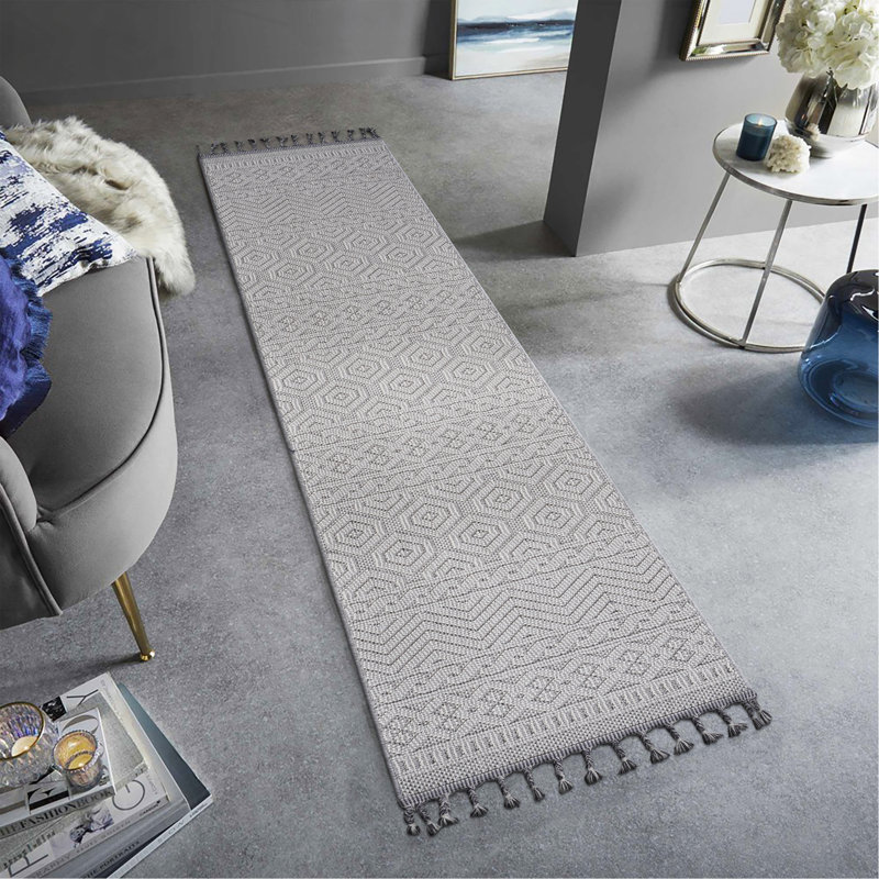 4X6 White / Geometric Indoor / Outdoor Area Rug, Runner 2'2" x 8'