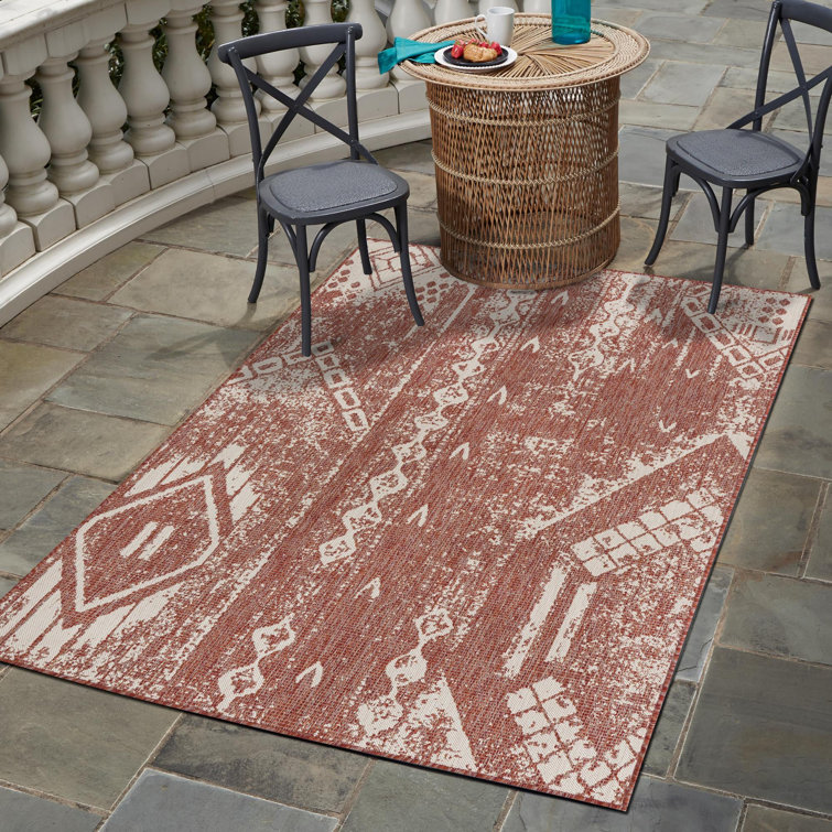 Loreen Geometric Machine Woven Rectangle Polypropylene Indoor / Outdoor Area Rug in Rust Red