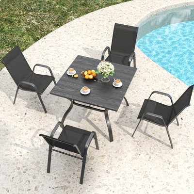 Ensemble de 4 chaises d'extérieur avec assise confortable, structure et matériau imperméable pour usage domestique et commercial, pieds larges et stables, idéal pour terrasse et restaurant.