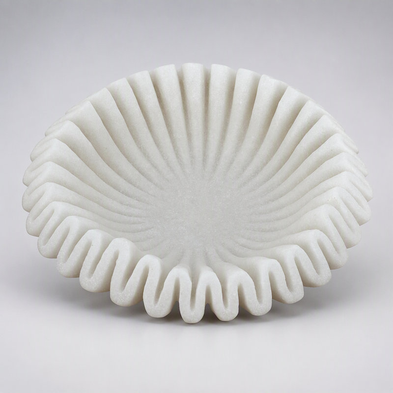 Bol ondulé en sable et résine de 34 x 9 cm (13,5 x 3,5 pouces) avec une finition blanche texturée, idéal pour une décoration moderne et naturelle.