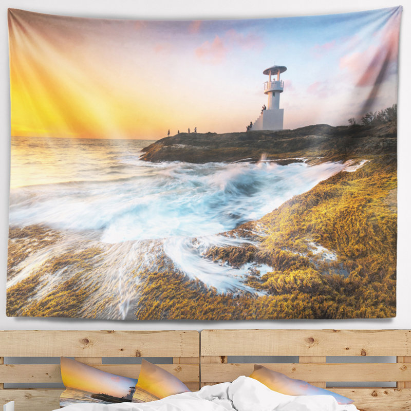 Phare en polyester sur un magnifique tapisserie de mer avec accessoires suspendus inclus, H 78 po x l 92 po