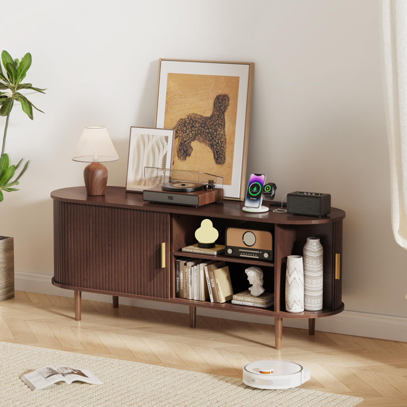 Meuble télé Mid-Century avec prise de courant | Convient aux téléviseurs, portes coulissantes et tablettes réglables, Noyer