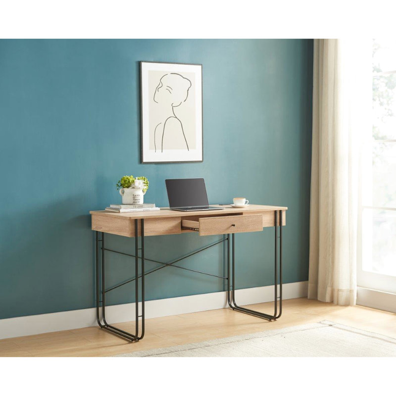 Bureau d'ordinateur brun et noir avec pieds en métal, port de charge et bureau d'écriture à un tiroir, spacieux pour port de bureau, pieds en noir, durabilité de travail