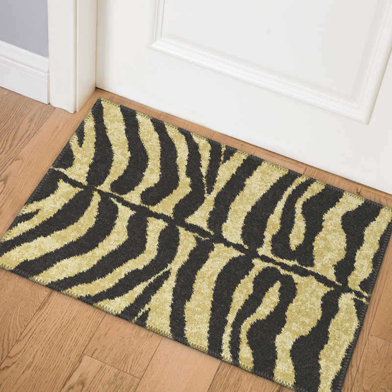 Tapis doré à motif animalier, Rectangle 1 pi 8 po x 2 pi 6 po