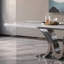 Table et chaise de luxe domestique-110482718-110482717