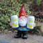 Statue de nain de jardin tenant deux canettes
