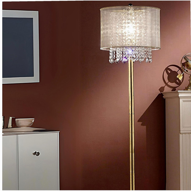 Lampe sur pied de 65 pouces de hauteur, Bhavya, surface dorée et décoration en cristal, abat-jour blanc