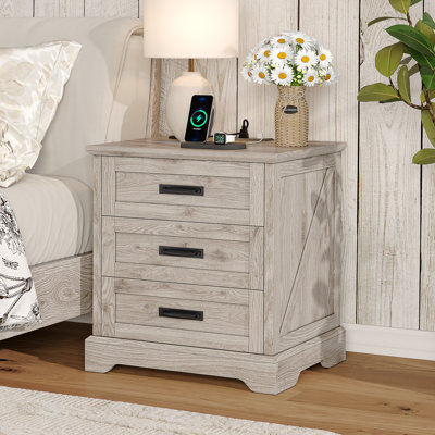 Table de chevet avec station de charge Farmhouse, table de chevet 3 tiroirs, table de bout de 22 po de largeur pour chambre à coucher, salon