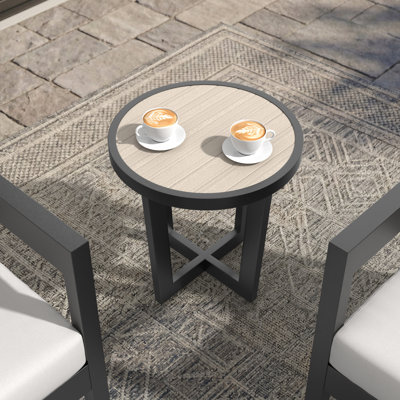 Table de bout ronde pour l'extérieur avec structure en aluminium gris foncé et plateau à lattes