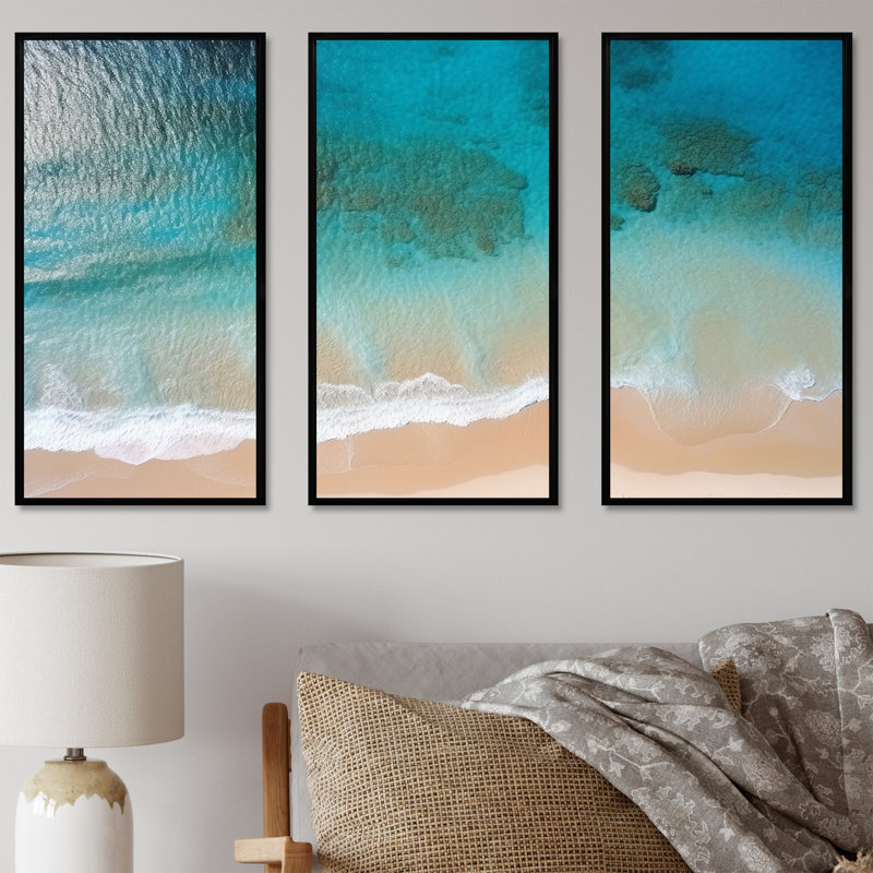 Vue aérienne de la plage bleue II - art mural plage, Cadre flottant noir, H 40 po x l 61 po x P 1 po