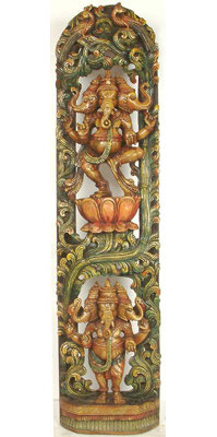 Deux Ganeshas et un panneau