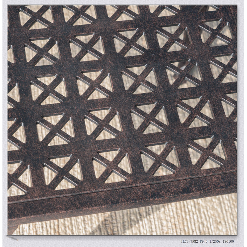 Table d'appoint d'extérieur en fonte d'aluminium durable avec grillage complexe et finition bronze polyvalente pour patio et jardin