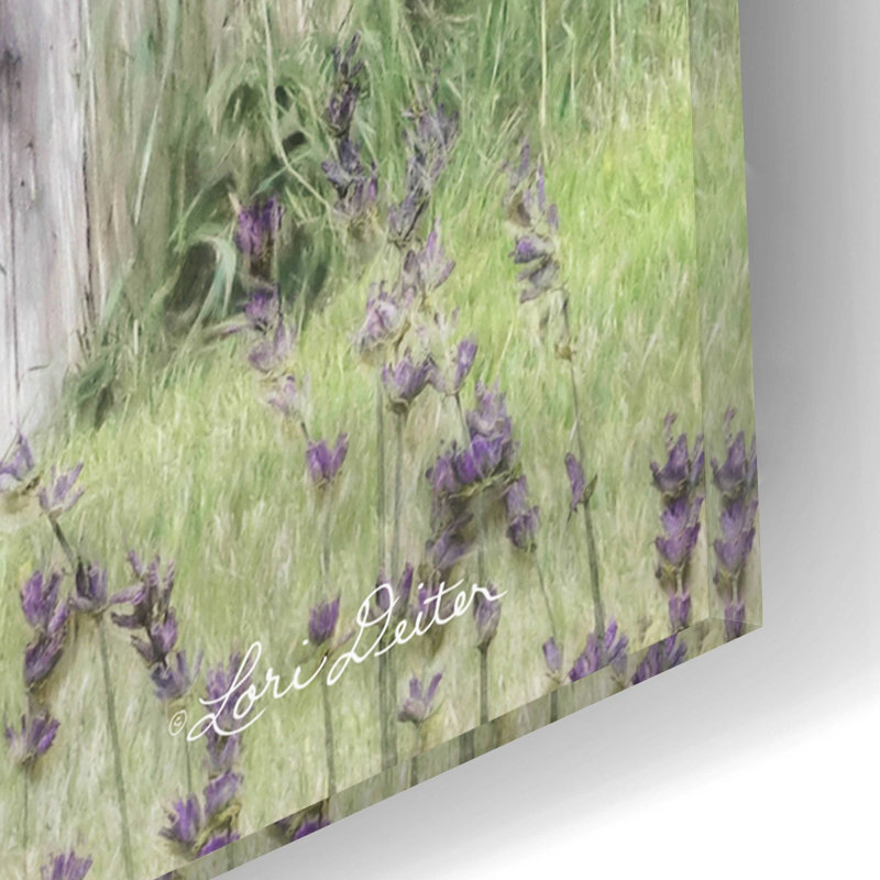 «Lavender Outhouse» par Lori Deiter, art mural en verre acrylique, H 16 po x l 12 po x P 0,13 po